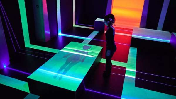 他用會(huì)展活動(dòng)策劃的藝術(shù)品喚醒了觀眾對(duì)人類(lèi)對(duì)環(huán)境的影響