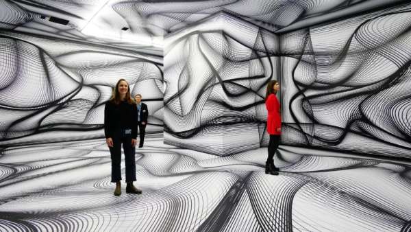 快閃店活動(dòng)空間是用顏料和復(fù)雜的投影形成的，策劃設(shè)計(jì)太迷幻了