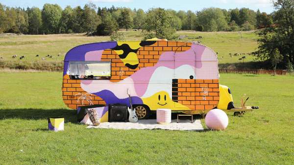 把快閃店活動策劃成移動式大篷車，教難民兒童如何DJ