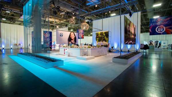 這場北美活動(dòng)策劃了一個(gè)現(xiàn)代外觀和感覺的“商店”，交互體驗(yàn)不錯(cuò)