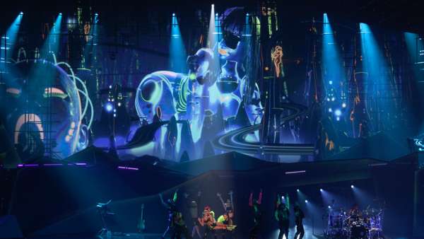 演唱會活動的舞美策劃了反烏托邦的布景，增強(qiáng)和補(bǔ)充了舞臺效果