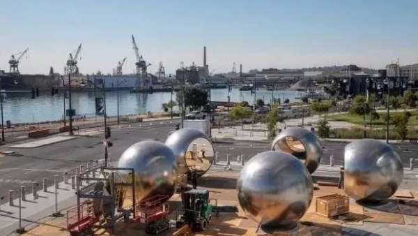 藝術裝置的展覽策劃多層次的反射空間，將你我、人群包含在其中