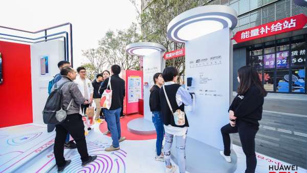 手機(jī)快閃店活動(dòng)現(xiàn)場(chǎng)驚現(xiàn)許多智能黑科技，全新體驗(yàn)等你來(lái)