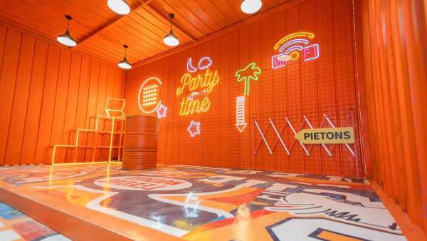 這個(gè)快閃店活動(dòng)有點(diǎn)“好·色”，硬核集裝箱秀出時(shí)尚大片風(fēng)｜玩轉(zhuǎn)我的潮姿態(tài)