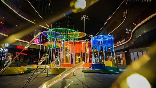 精彩天地的開業(yè)活動策劃了三大斑瀾色彩的裝置，激活了趣味氛圍