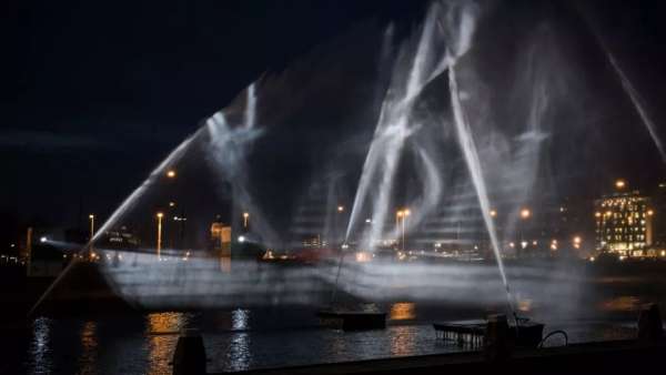 這艘3D船策劃投射出來的燈光秀活動真令人眼花繚亂和充滿希望