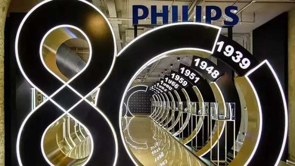 周年慶典活動策劃成“男人的真心話大冒險”，有趣之余帶著金色奢華