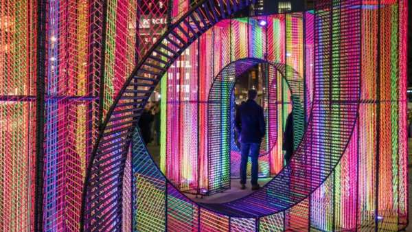 彎曲彩虹燈光藝術(shù)展會(huì)活動(dòng)裝置，鮮艷而俏皮的打卡新領(lǐng)域