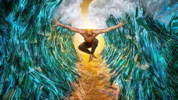 策劃這場廢物再循環(huán)利用環(huán)保藝術展覽活動的，竟是16.8萬根吸管