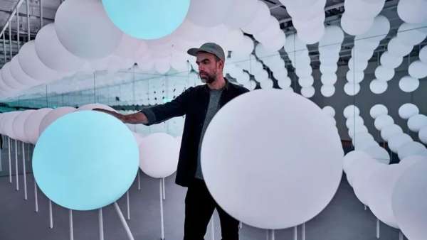 用一場發(fā)光球策劃的燈光藝術(shù)活動(dòng)裝置，很好地將體驗(yàn)概念形式化