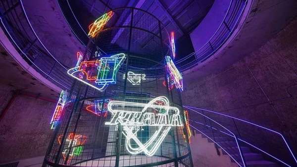 時(shí)裝秀活動(dòng)策劃的這個(gè)燈光裝置增強(qiáng)了場地的工業(yè)紀(jì)念性和原始感