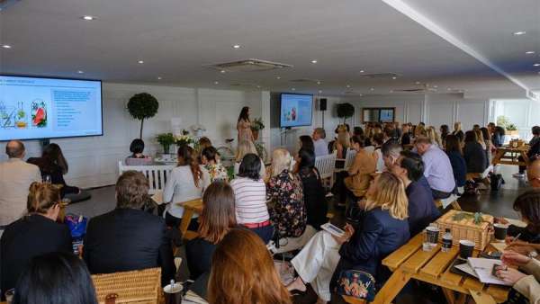 下雨天的發(fā)布會(huì)活動(dòng)策劃也可以很花園式，野餐風(fēng)格和花園裝飾也很搭