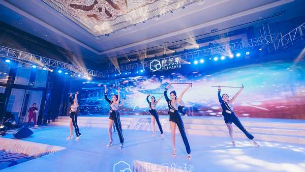 美妝發(fā)布會(huì)活動(dòng)現(xiàn)場，月牙白和先鋒銀的策劃更具高級(jí)感