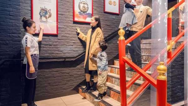 安在餐廳里的歷史展覽策劃，異域文化元素更是驚鴻一瞥