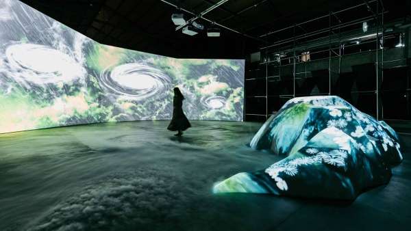 鏡像節(jié)展覽活動策劃了一個跨越時空的互動式奇幻場景，妙哉！