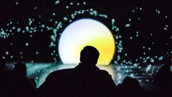 這場沉浸式展覽策劃了一個超時空錯位之旅，打開感官感悟生命狀態(tài)