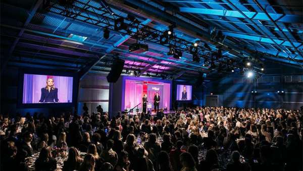 娛樂女性峰會活動現(xiàn)場人氣爆滿星光閃爍，還有美味香檳享用