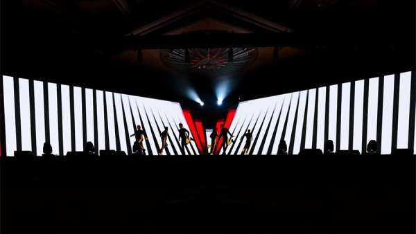 年底表彰活動就是要大氣上檔次，友邦就將年會活動移師到越南