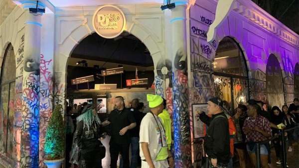 街頭潮流服飾大會活動現(xiàn)場時尚潮流元素杠杠的，涂鴉、霓虹全不落下