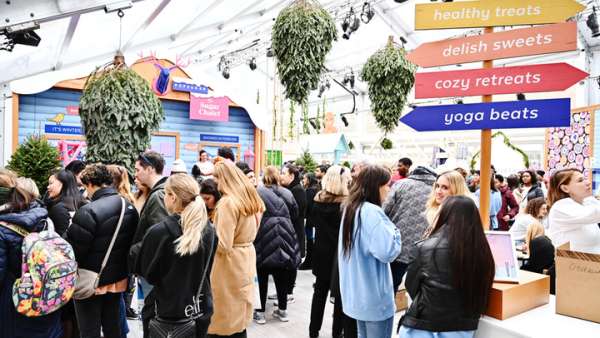 開放式互動體驗(yàn)的快閃店活動把客人帶到了白雪覆蓋的山坡小屋，好神秘