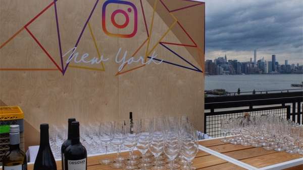 年會(huì)活動(dòng)選址在海濱屋頂，更有明星廚師加持，真美