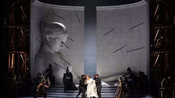 舞臺上巨型半機械雕塑震撼了這場演出活動的視覺效果