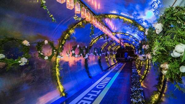 火車(chē)站主題活動(dòng)已不工業(yè)風(fēng)，取而代之的是夢(mèng)幻與詩(shī)意般的浪漫情懷
