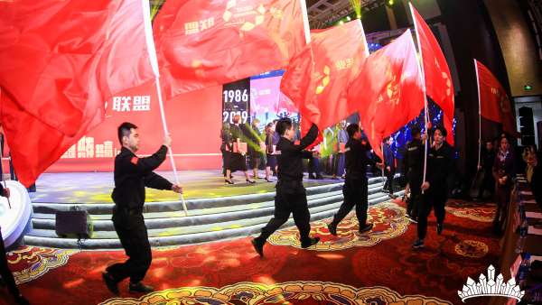 美妝年會活動策劃現(xiàn)場的產(chǎn)品星光熠熠，展覽姿態(tài)更優(yōu)雅