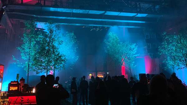 電音節(jié)派對活動現(xiàn)場的藝術(shù)裝飾，展示了森林才是主角的概念