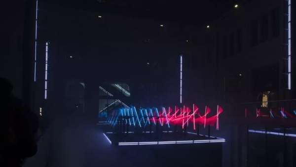 里昂燈光秀活動策劃了一場機(jī)器人芭蕾，用光代替了人類