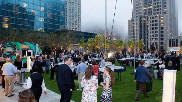 酒店開業(yè)派對活動打造成夏日晚會了，空中表演加持了整個活動