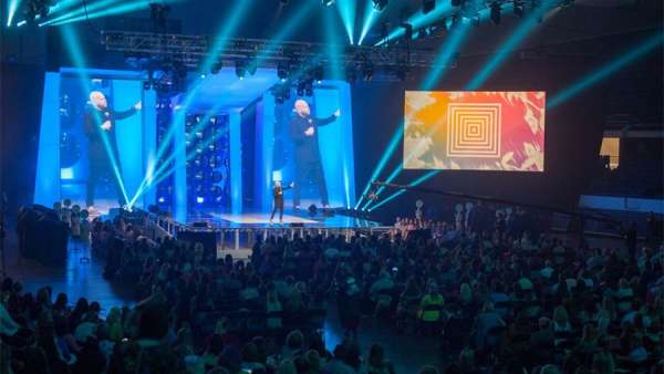 LuLaRoe的年會(huì)活動(dòng)策劃以互動(dòng)空間為主，更有8場(chǎng)時(shí)裝秀表演