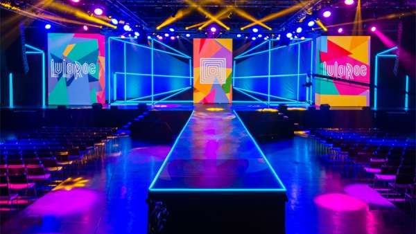 凱莉·克拉克森的音樂會(huì)直接搬到TA家的年會(huì)活動(dòng)現(xiàn)場(chǎng)，真好