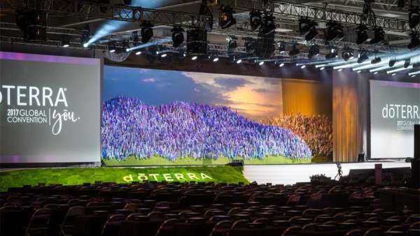 這個精油世家的全球大會活動策劃的舞美，讓舞臺更生動了