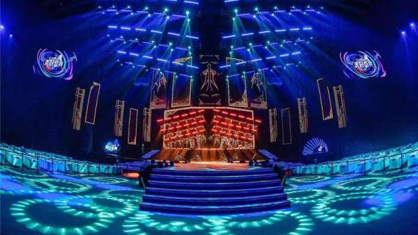 年終盛典活動(dòng)打破舞臺(tái)和觀眾間的壁壘，無(wú)處不舞臺(tái)精彩亮相