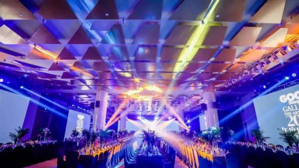 開年的時尚盛典活動策劃的黑科技舞臺，環(huán)繞式全方位體驗真贊