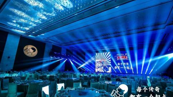 年會(huì)活動(dòng)策劃也是可以港式風(fēng)十足的，紅白藍(lán)的搭配也很時(shí)尚潮流