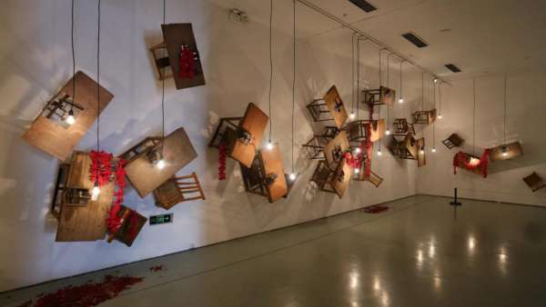 從視覺變現(xiàn)切入，這樣的主題展覽活動(dòng)展現(xiàn)了20世紀(jì)90年代的那些問(wèn)題