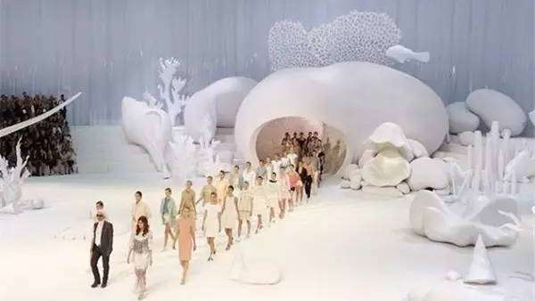 T臺(tái)秀活動(dòng)現(xiàn)場除了模特還有啥，肯定是那些T臺(tái)的舞美設(shè)計(jì)啦