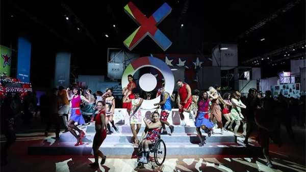 20周年的快閃式派對(duì)活動(dòng)竟在公園大道的軍械庫舉行，霸氣十足啊