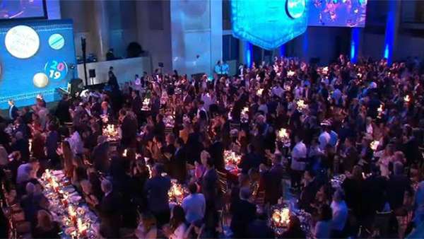 以牛仔褲作為活動主視覺的慈善晚會活動真的很罕見，效果卻極好