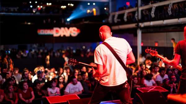 周末的快閃式派對(duì)活動(dòng)以新品發(fā)布開(kāi)場(chǎng)，因滑板文化更盡興