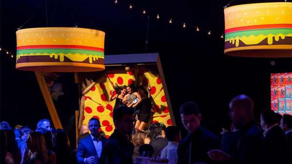 美食大集合的派對(duì)活動(dòng)策劃現(xiàn)場盡是對(duì)美食的全心熱愛，多彩又活力