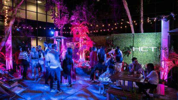 夏日雞尾酒派對活動怎能少了各式裝飾元素，超大泳池充氣裝飾太吸睛了