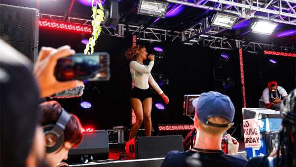 把音樂會(huì)活動(dòng)開到平板拖車上，這快閃式音樂會(huì)活動(dòng)腦洞太開了