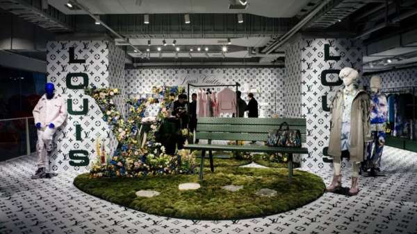 LV上海這家限時快閃店活動換裝成綠意盎然奢華質(zhì)感的游樂場