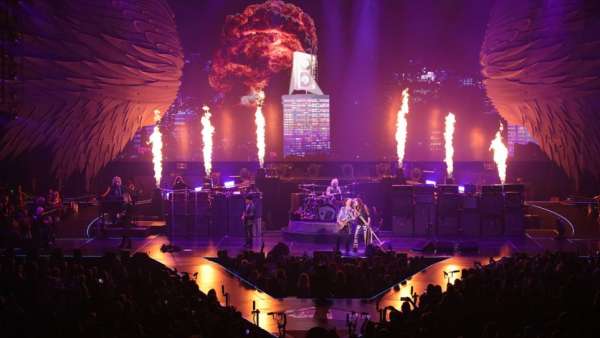 現(xiàn)代搖滾秀活動的舞美設(shè)計更像是劇院和搖滾的組裝體，活力四射