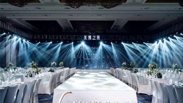 美業(yè)品牌發(fā)布會活動(dòng)現(xiàn)場燈光四射，現(xiàn)場的布置格調(diào)也是高高高