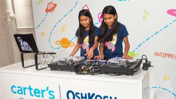 這樣一個“兒童宇宙”的想象體驗活動，毛絨兔拖鞋也沒有年齡限制