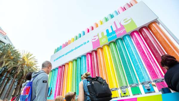 美國網(wǎng)紅節(jié)會展活動特別設(shè)置的首個寵物專區(qū)吸引了不少寵物明星到場